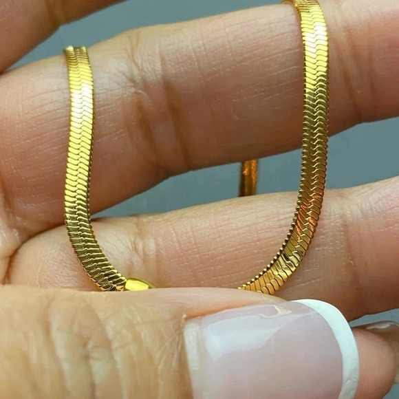 Gold Plated Oval Halo  Crystal Necklace - Picture 4 of 7